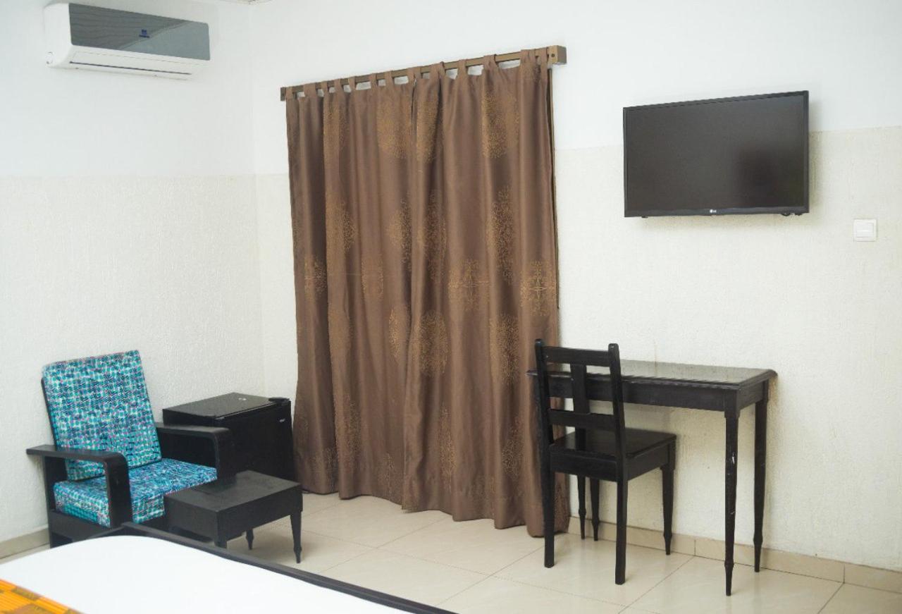 Hotel Seaside Ломе Екстериор снимка