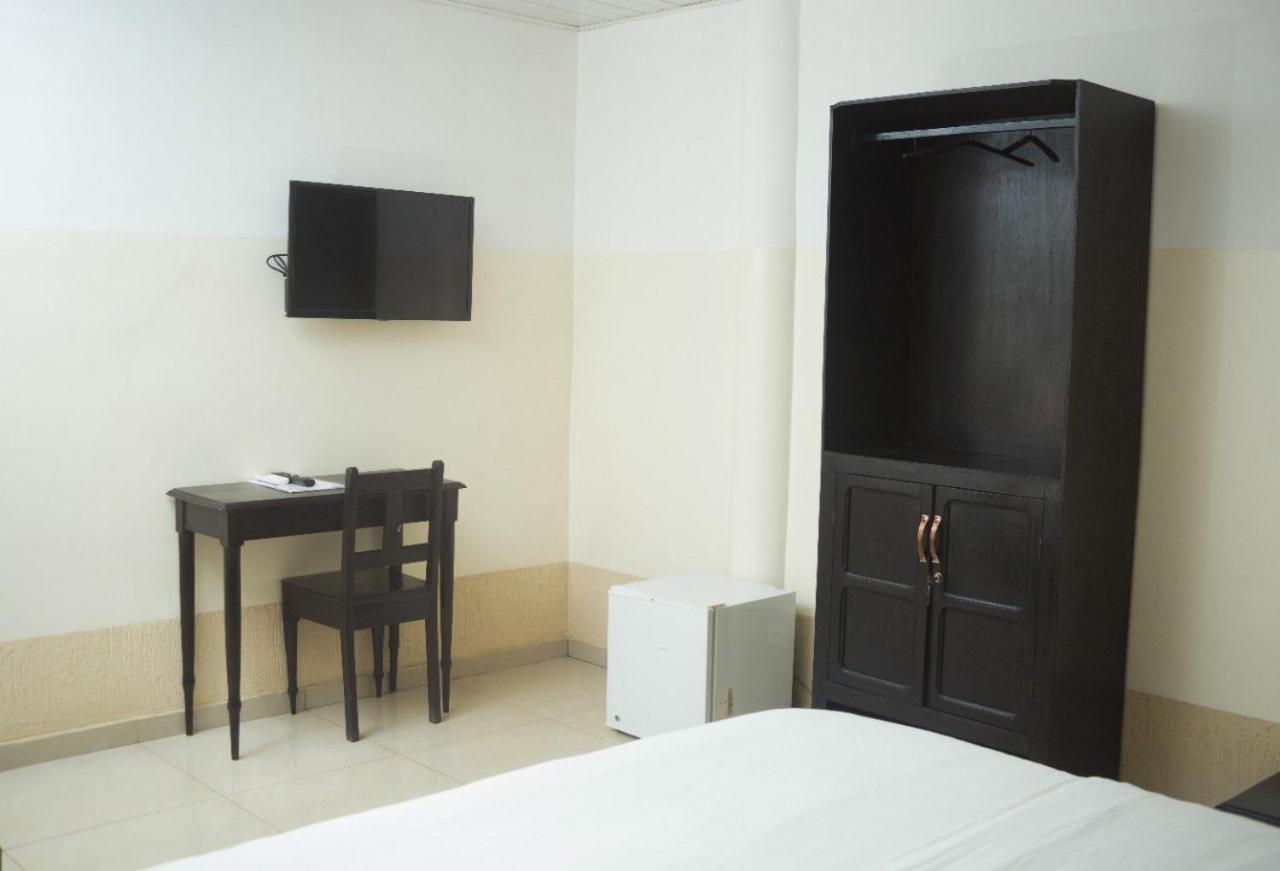 Hotel Seaside Ломе Екстериор снимка