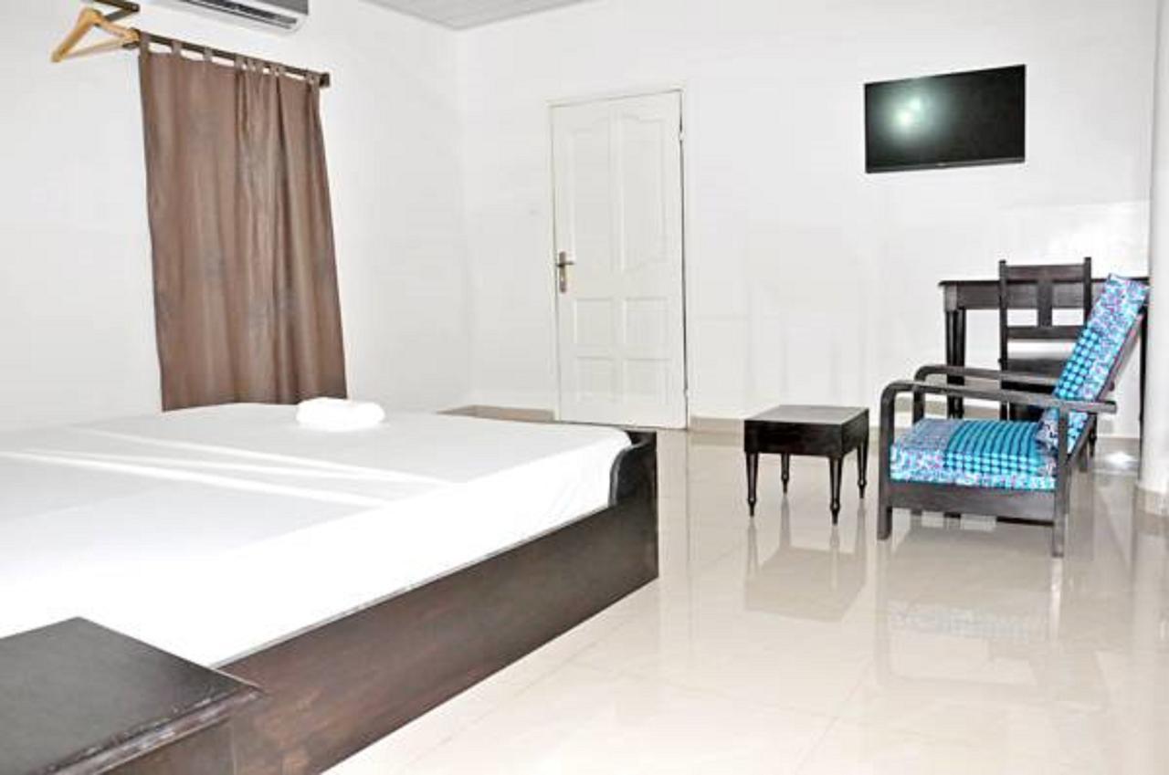 Hotel Seaside Ломе Екстериор снимка