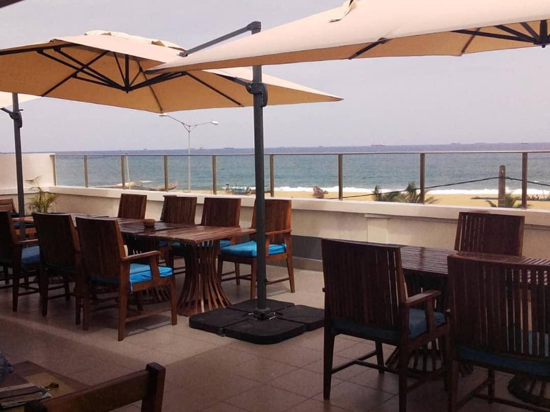 Hotel Seaside Ломе Екстериор снимка